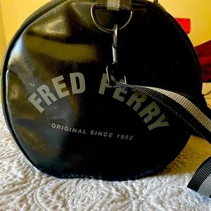 Slate gray & black Fred Perry Barrel bag!